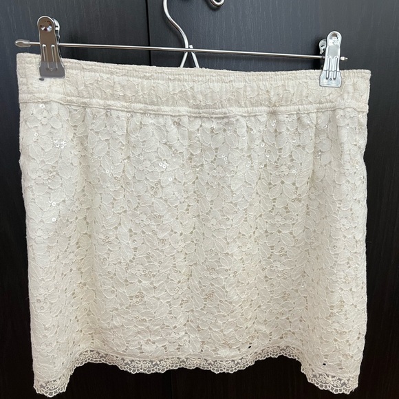 Abercrombie and Fitch white lace skirt. - Picture 6 of 7